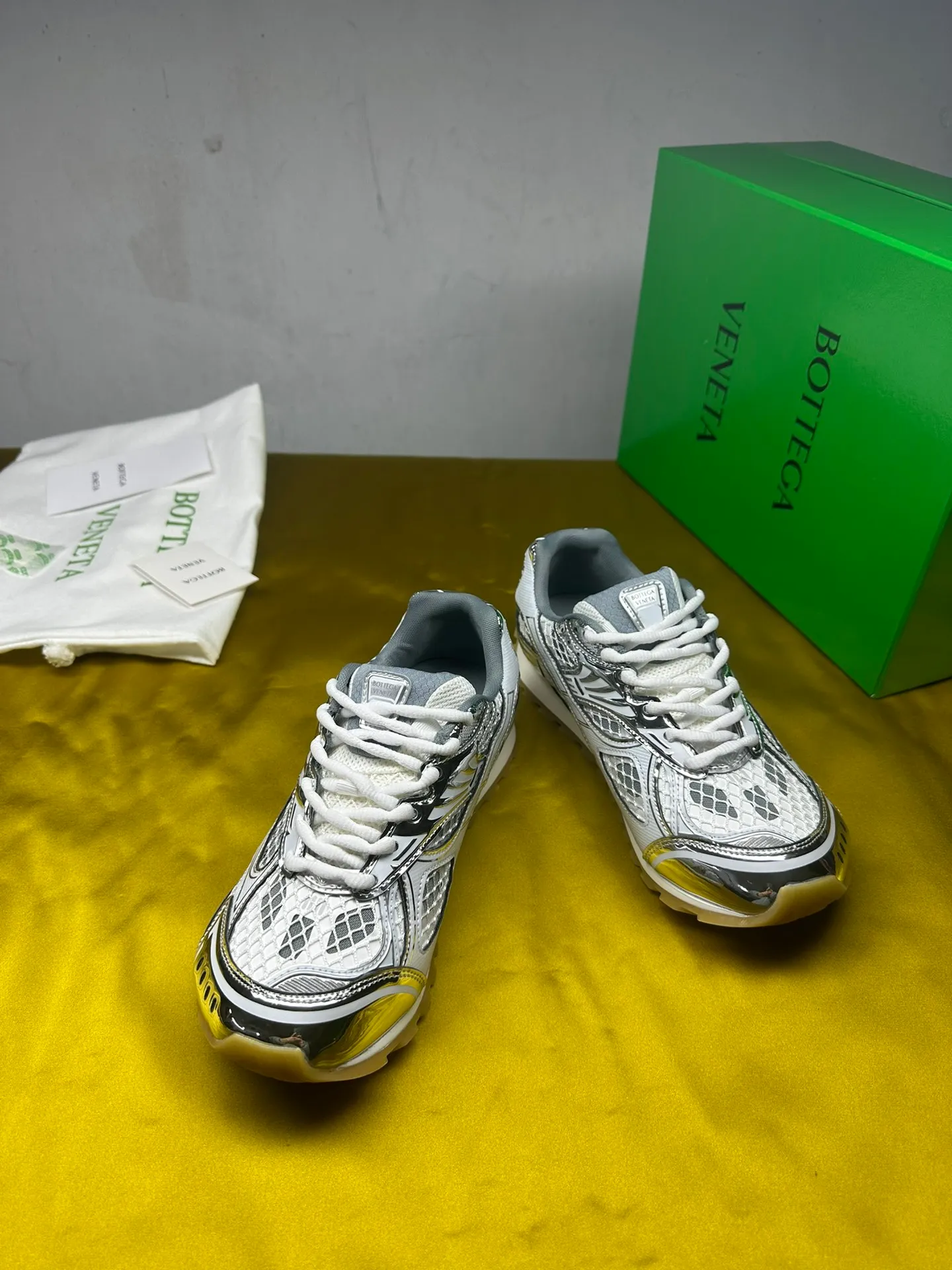 👟👟Ex-factory price 600👟👟 Men's size +10 Real photos 🔥🔥BV Orbit sneakers Wang Yibo's same style couple's dad shoes Runner sneakers, made of lightweight technical mesh fabric. Matched with geometric pattern designed rubber outsole, Wang Zha series high version. Look for the package technology. It is actually a lot taller, but the legs are still slim. Very nice, playable and durable. Matched to the standard💯 Package shoe technology. Look for the high version. The outsole is made of color-blocked TPU outsole. Women's model 35 36 37 38 39 40 41 42 (40 41 42 43 44 45 customized) (Customer logo can be accepted without refund or exchange at a favorable price) Equipped with original packaging